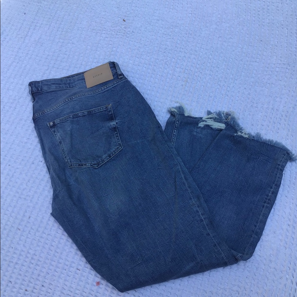 H&M boyfriend jean with ragged edge bottom.